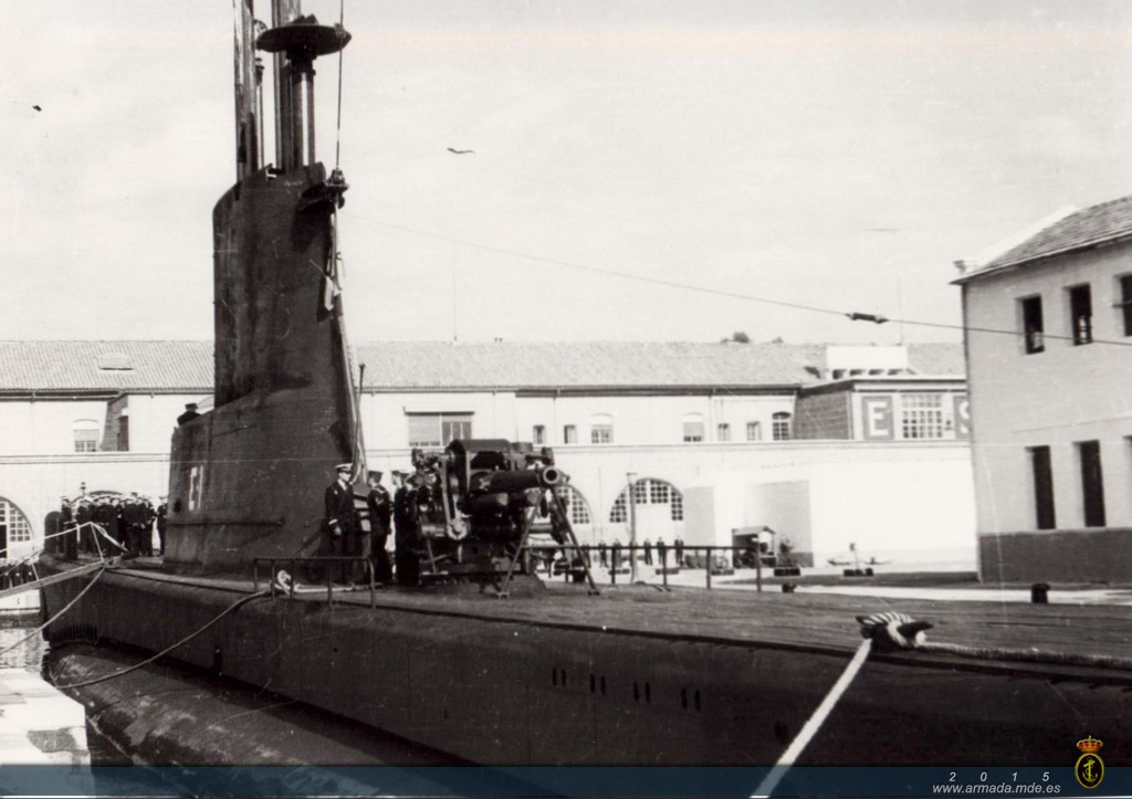 El submarino "Almirante García de los Reyes" (E-1) recién llegado a la Base de Submarinos, todavía con el cañón de cubierta. Con la adopción del nuevo sistema de numerales en el mismo año 1960, la numeral E-1 pasaría a ser S-31.